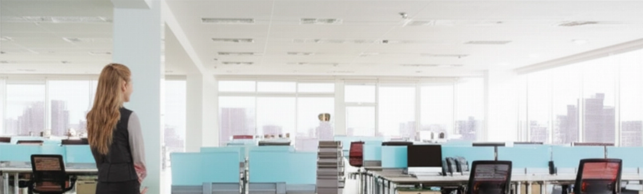 Un moderno ufficio open-space, appena organizzato, con scrivanie e mobili disposti perfettamente, pronto per l'attività dopo un trasloco aziendale.