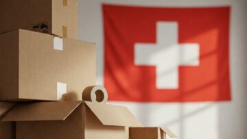Scatole impilate con bandiera svizzera sullo sfondo, rappresentazione di un trasloco in Svizzera
